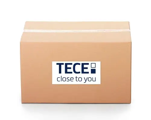 Brauner Karton mit dem Logo von TECE und dem Schriftzug "close to you" auf der Vorderseite, abgemessen und etikettiert.